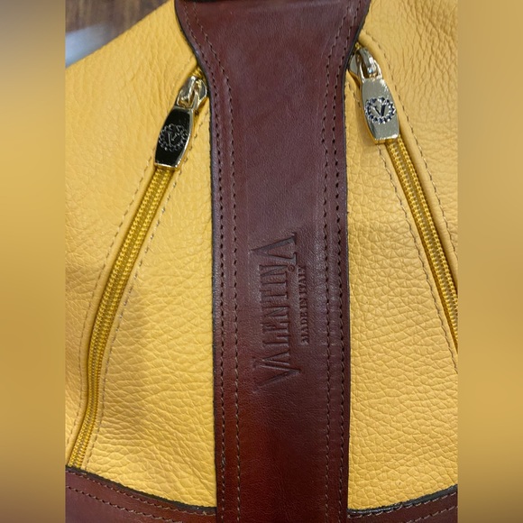 VALENTINA made in Italy Leather sling Backpack RARE color - Picture 2 of 13